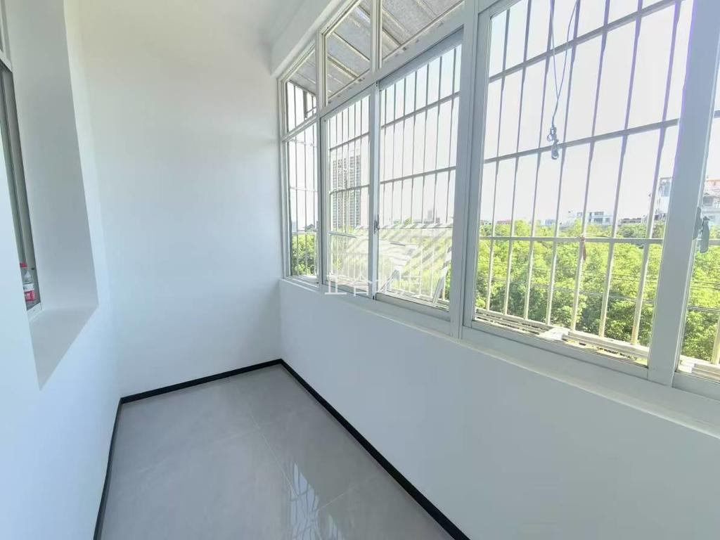 商城附近，仙源酒店旁，步梯中层，有证，全新装修，精装三房，南北通透