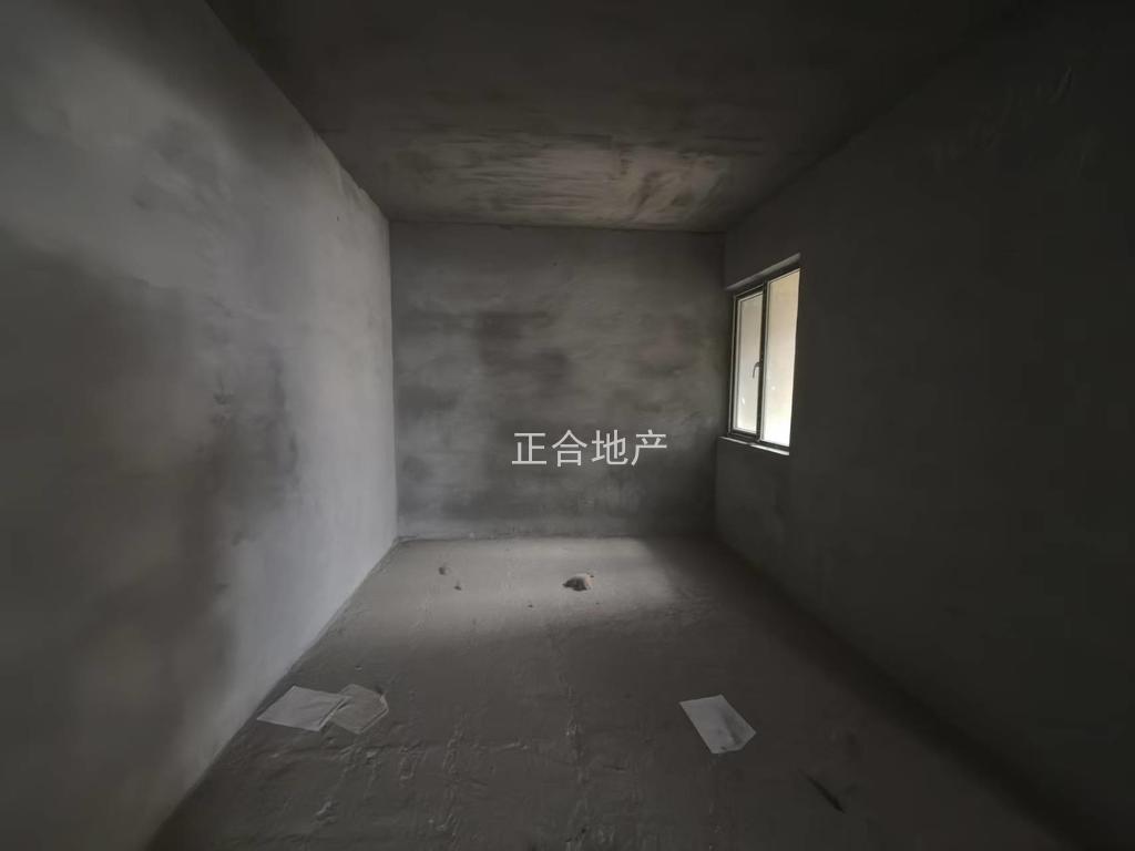 城南，元泰未来城B2区，电梯好楼层19楼，毛坯3房2卫，证满二