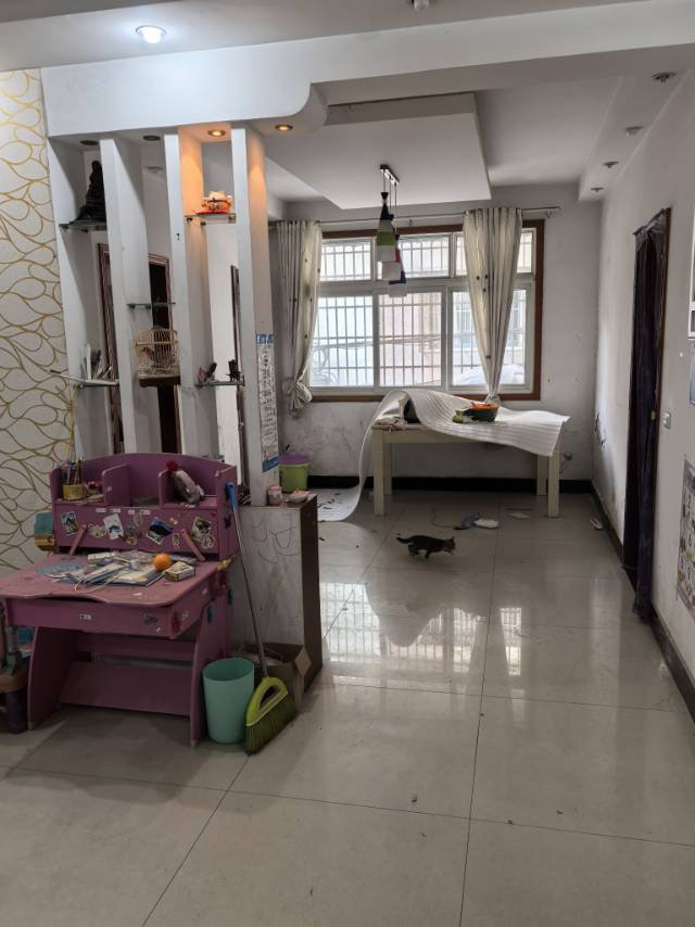 仙桃中学（沔中）附近招租：3室2厅2卫1厨1阳台，共120平，另还有18平的电动车车库。