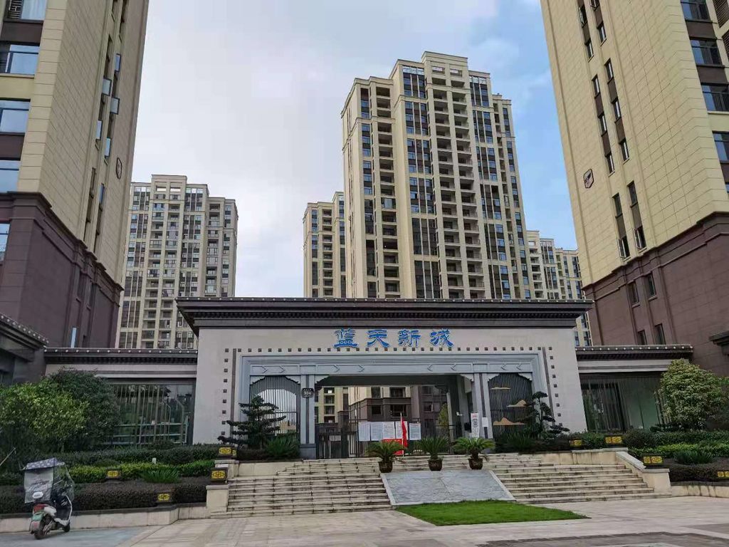 蓝天新城毛坯大三房南北通透看房方便