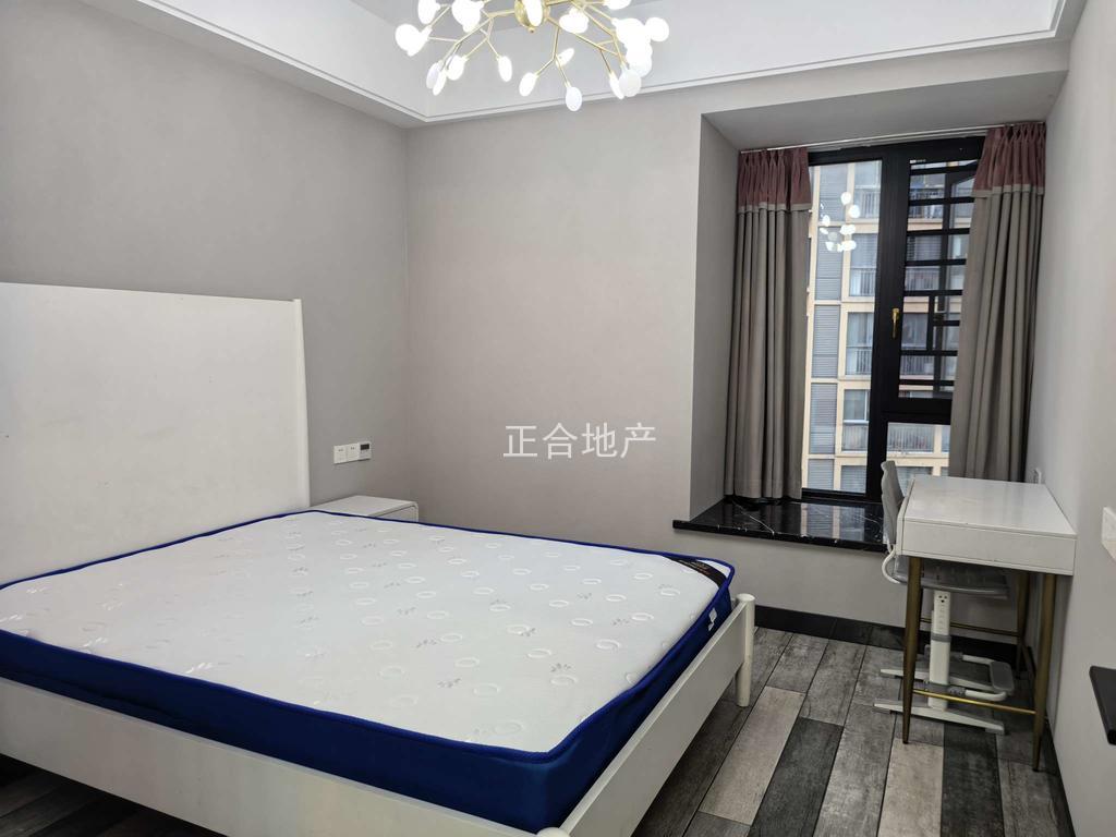 森林国际湖景房，电梯中间楼层，边户，精装三房两厅两卫，成色很新，业主诚心出售,全屋中央空调，地暖