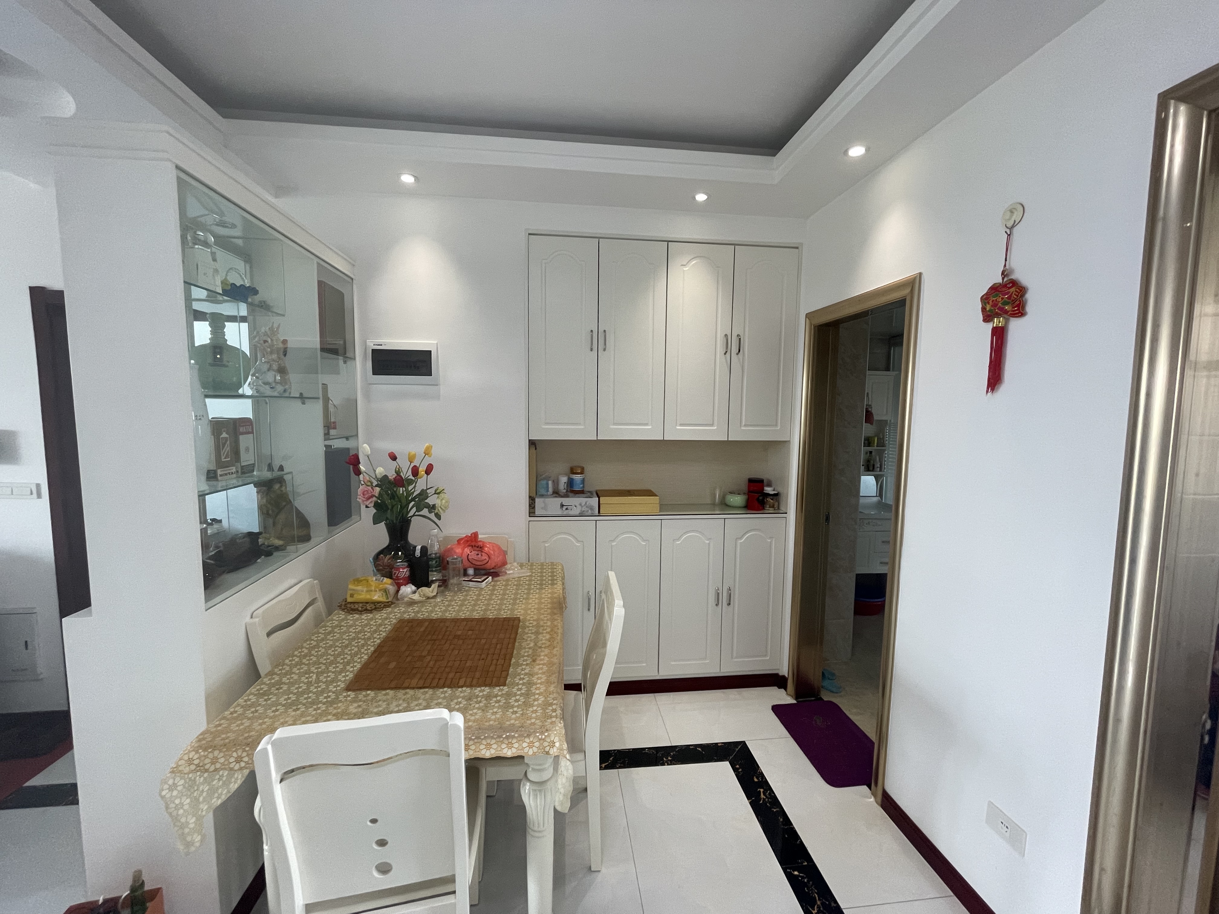 幸福里小区.精装三房两卫.全屋暖气片.证件满二.看房方便