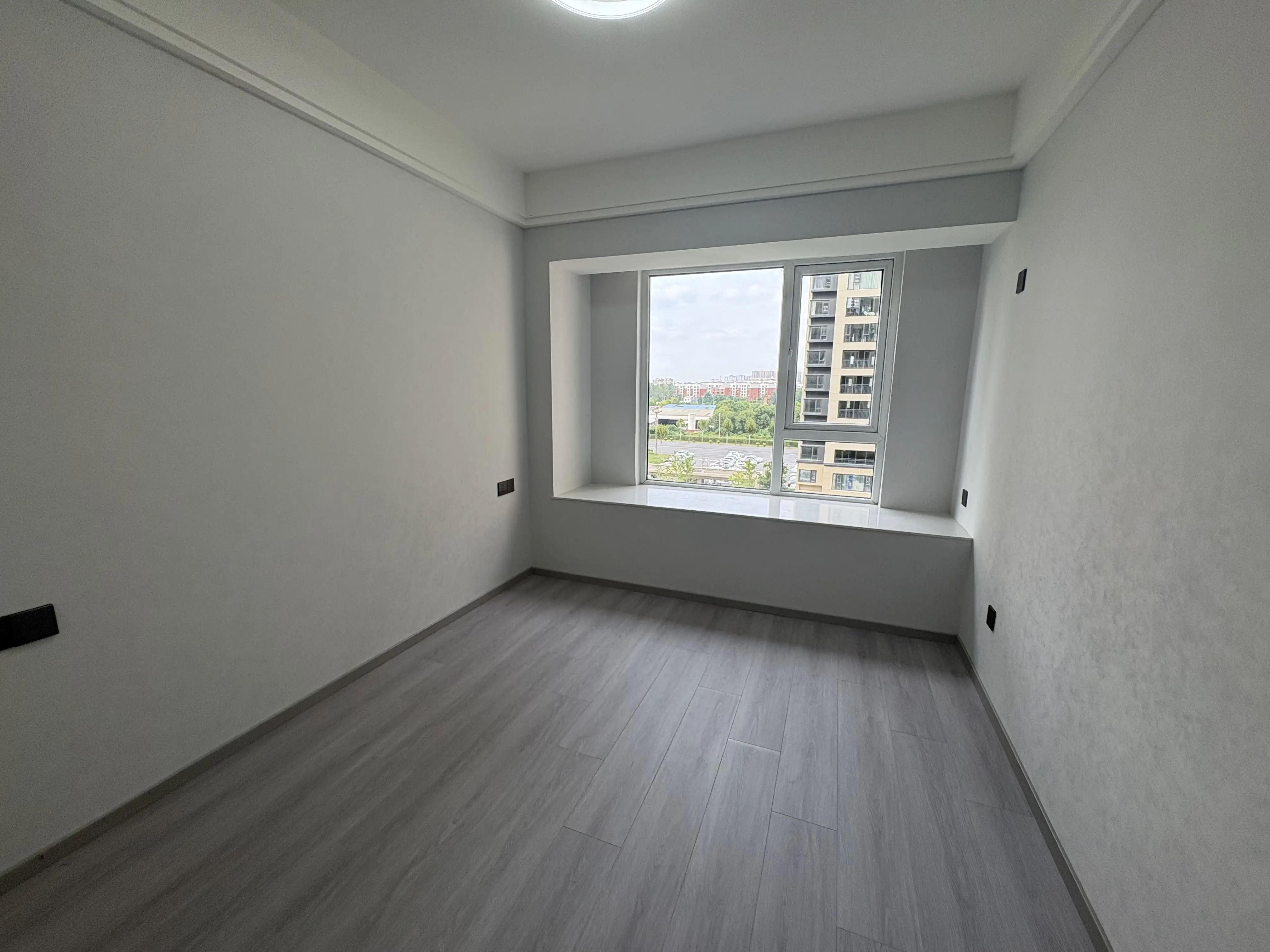 南城，次新小区，单价4字头，精装三房两卫，边户，带车位，价美