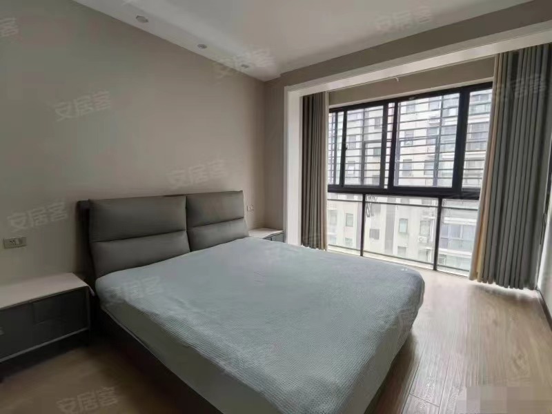 252，仙桃xiao学,中央华府，电梯小高层8楼，好楼层，精装两房，满二，成新色