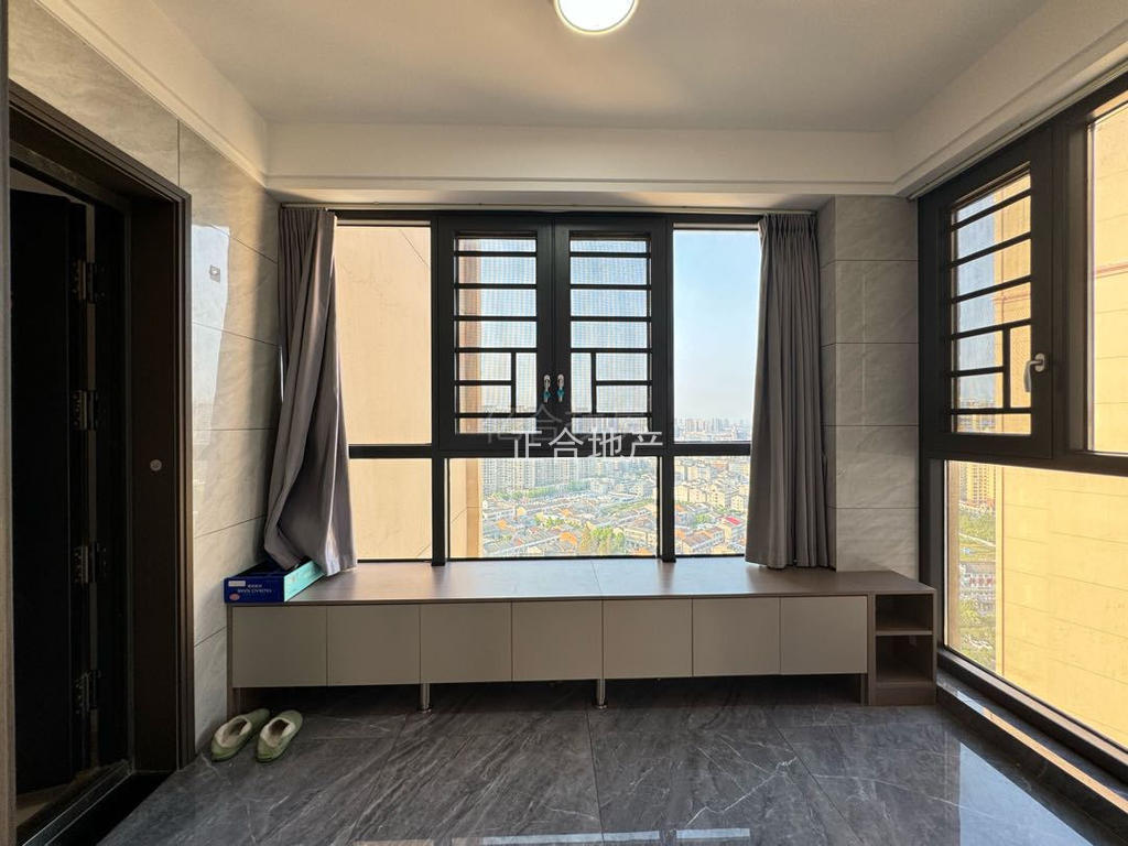 业主亏本诚心出售，城南，南国明珠，电梯好楼层，全屋品牌装修，户型好。精装四房