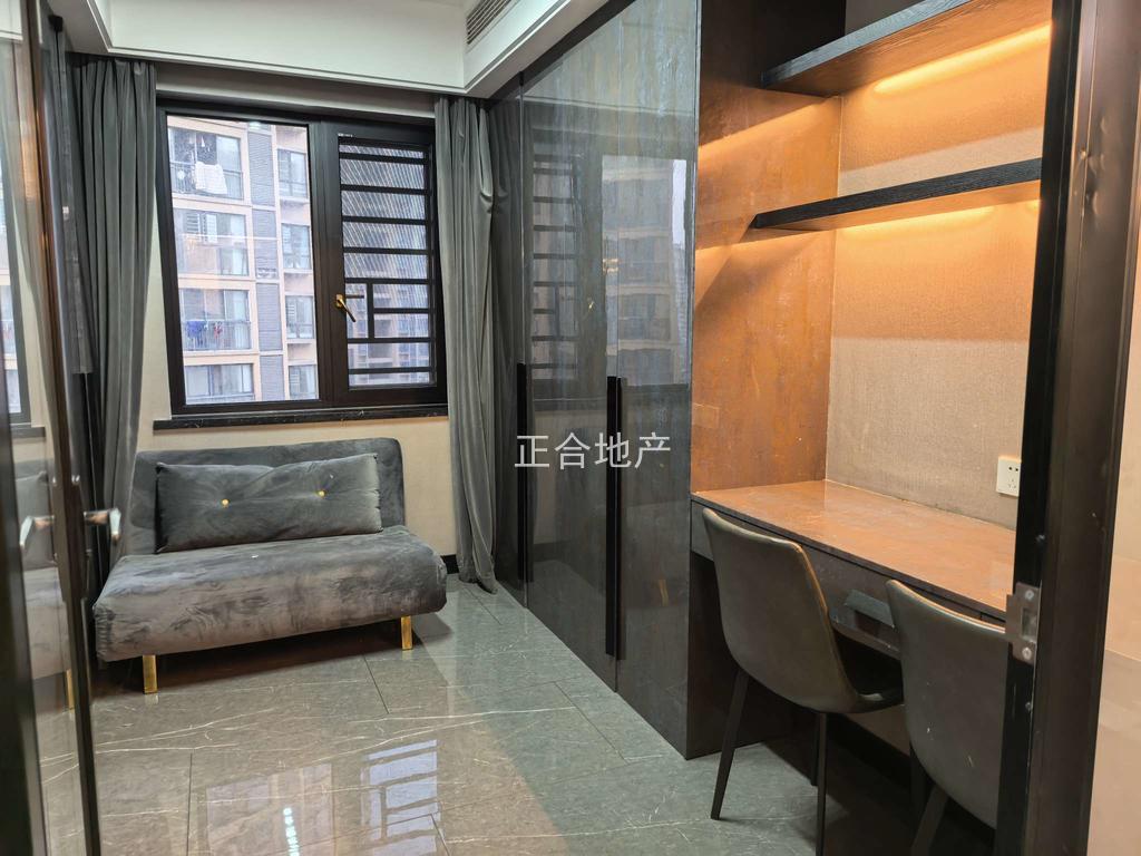 森林国际湖景房，电梯中间楼层，边户，精装三房两厅两卫，成色很新，业主诚心出售,全屋中央空调，地暖