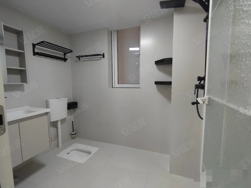 业主诚心出售，城南森林国际，电梯好楼层。精装三房，对面就是新二中二小，证满二