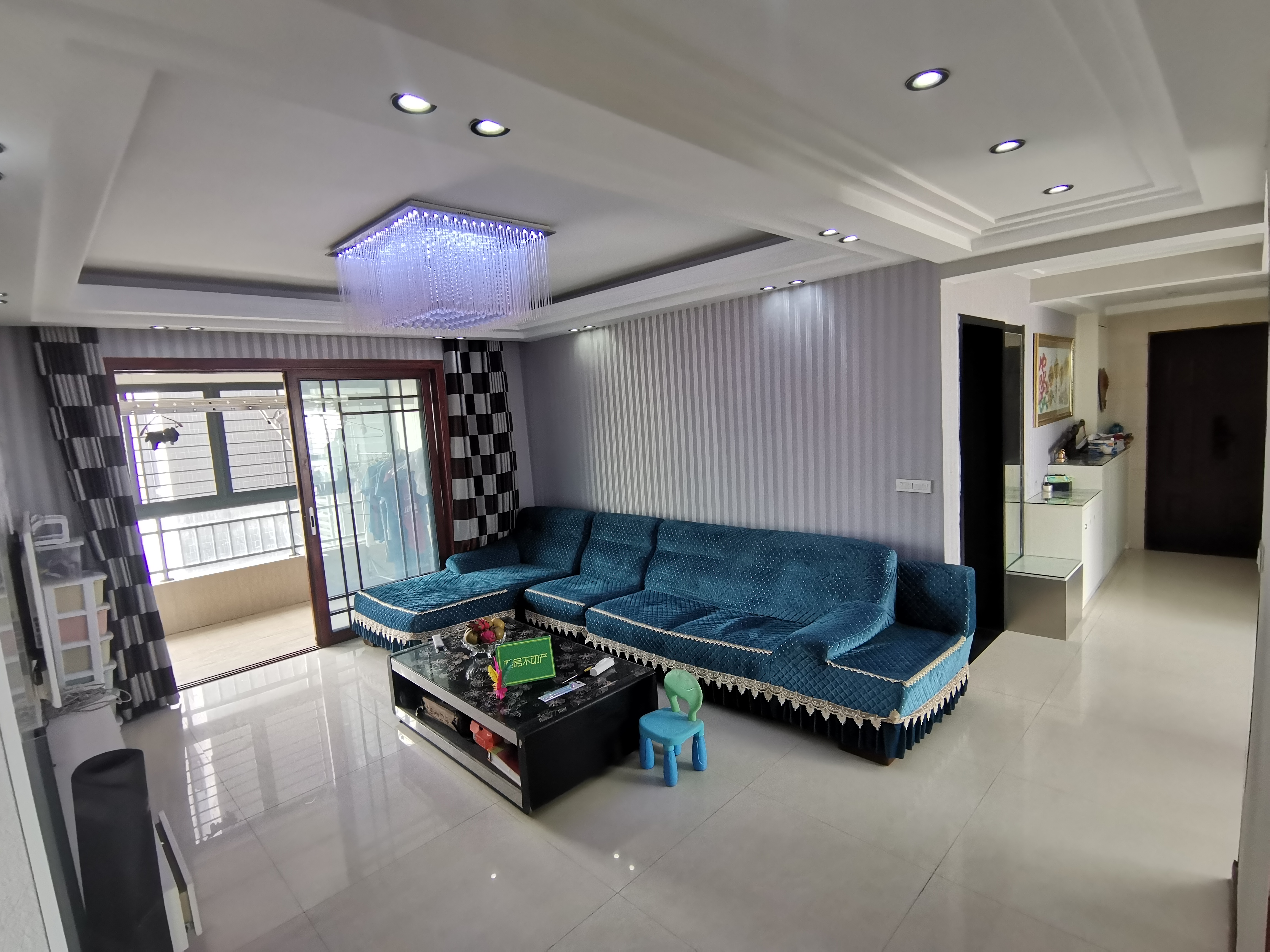 御景名邸精装三房两卫，中间好楼层，家里保养的非常好，户型通透诚意出售