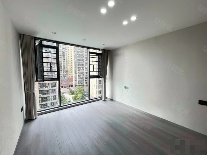 急售，吾悦旁，精装三房两卫，电梯8楼，朝阳xiao学元泰三中。一天未住