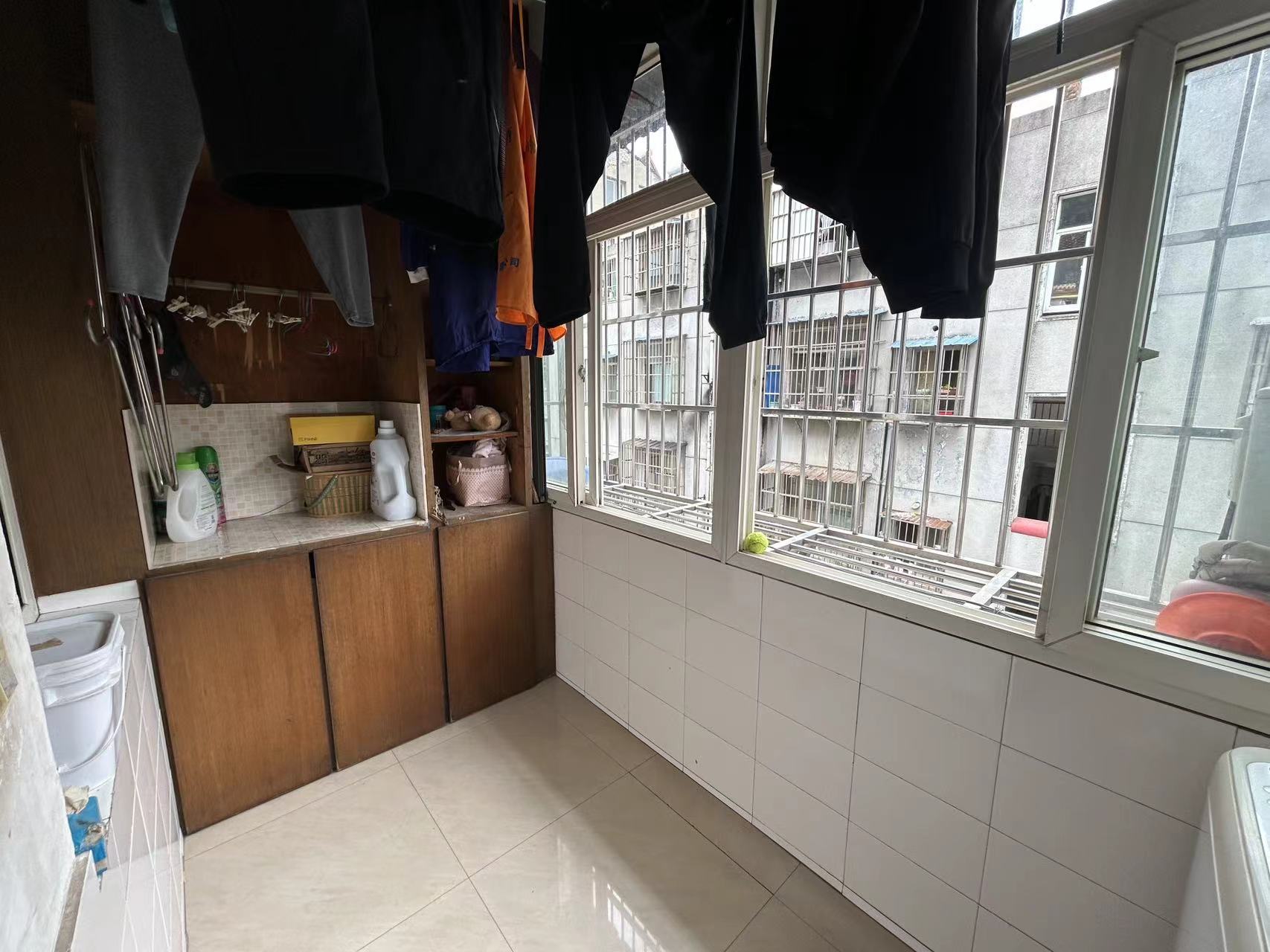 银鑫小区.小区有出场好停车.证件满二.看房方便