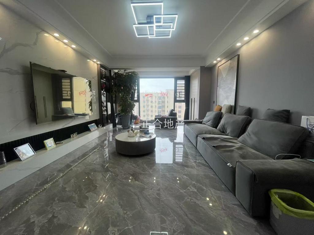 满庭春五期，精装4室2卫+活动室 ，单价5000，东边户，9成新。拎包入住