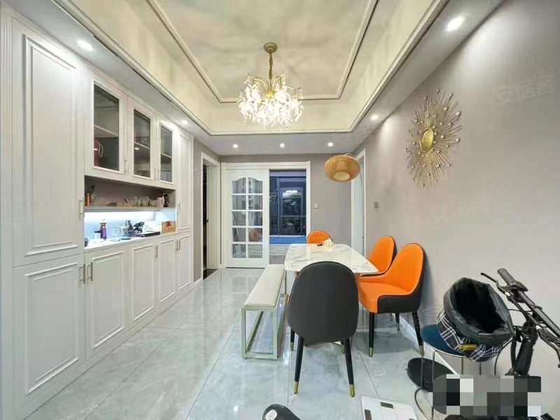 298，城南，品质小区，御台公馆，边户精装两房+阳光房，东边户，成色新，南北通透，几乎未住