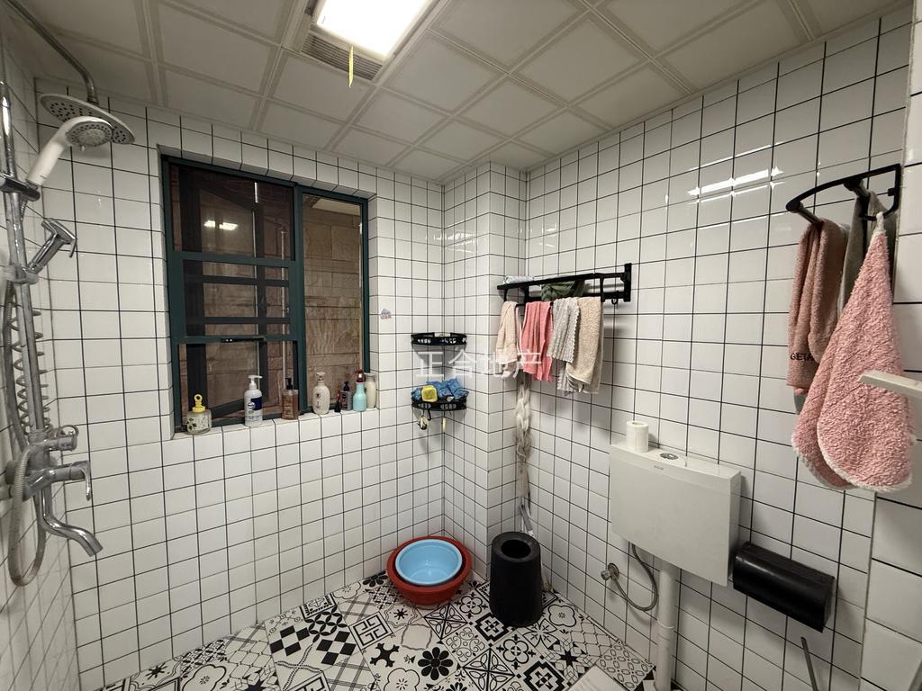 诚心出售，新城一号5期，洋房，精装三房，成色新，南北通透，户型好，证满二