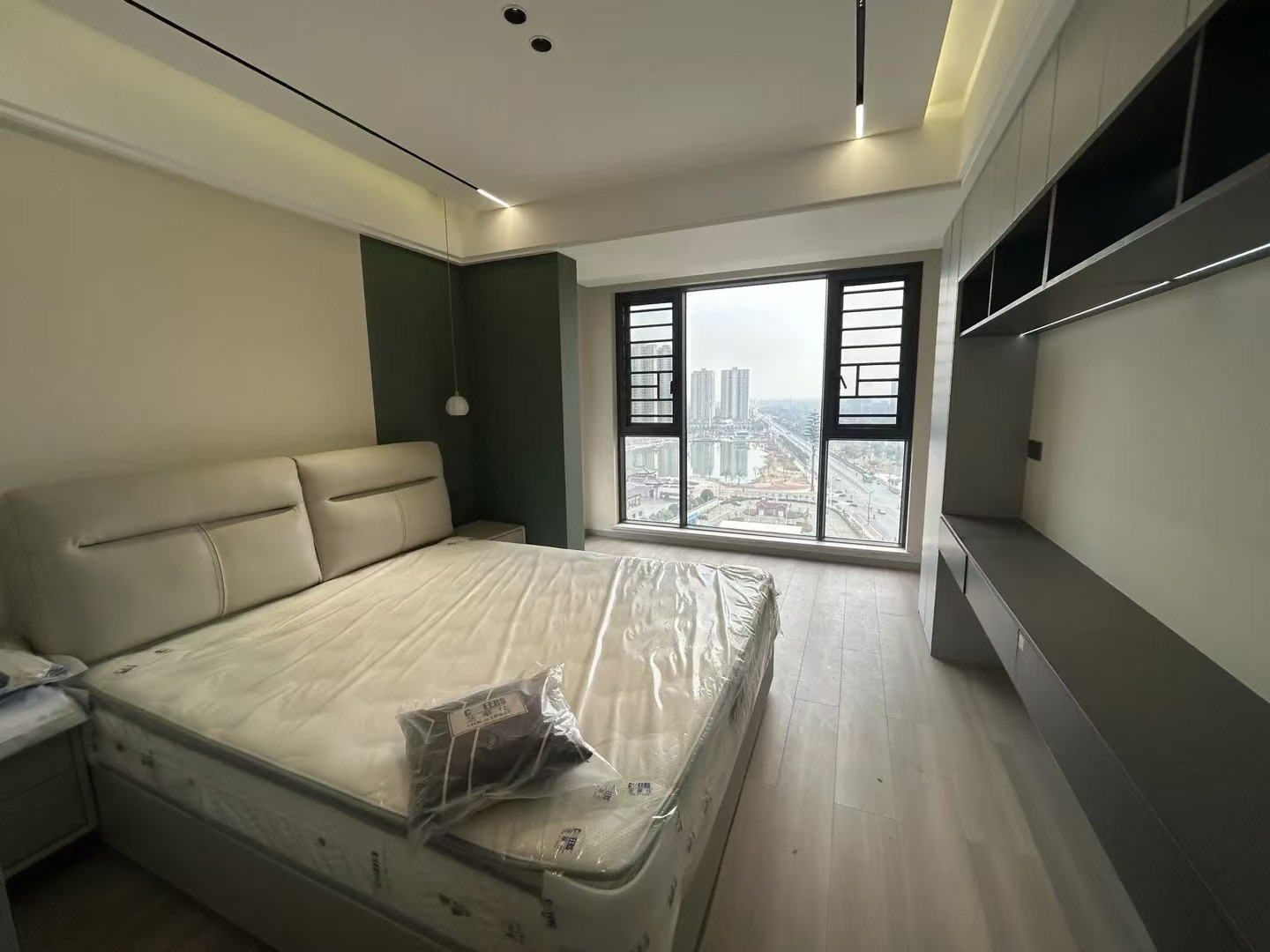 城南，新城壹号五期​，双湖景房，电梯好楼层15楼，精装三房，证满二，9.9成新，阳台直接看公园，全屋品牌