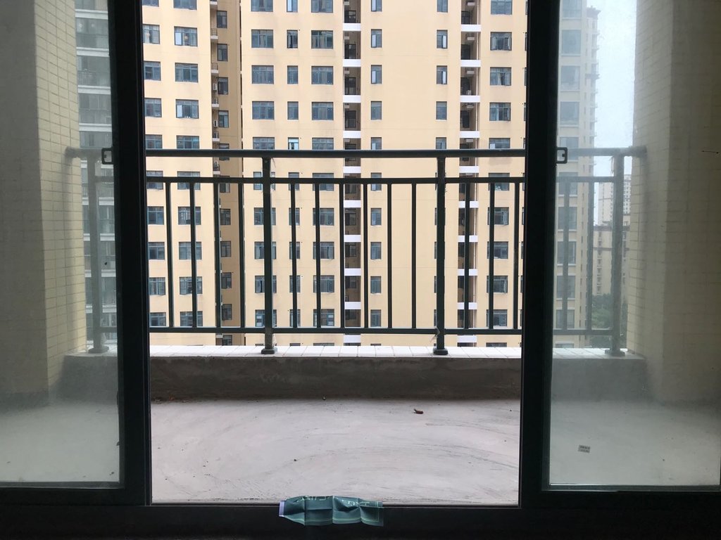 新城一号 小三房 楼层好 户型好 看房方便  实验三小旁  毛坯