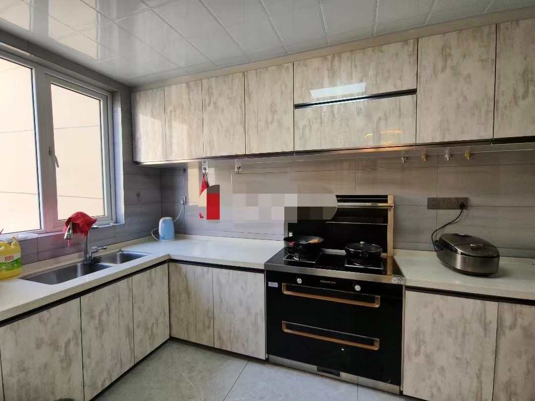 96，房东诚意出售，满庭春，精装四房，看中价格可谈，中间好楼层