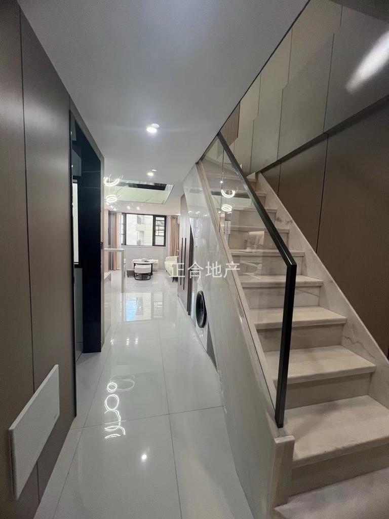 降价了，诚心出售，城南复式，全新精装，全屋品牌，​一口价31万，业主包过户