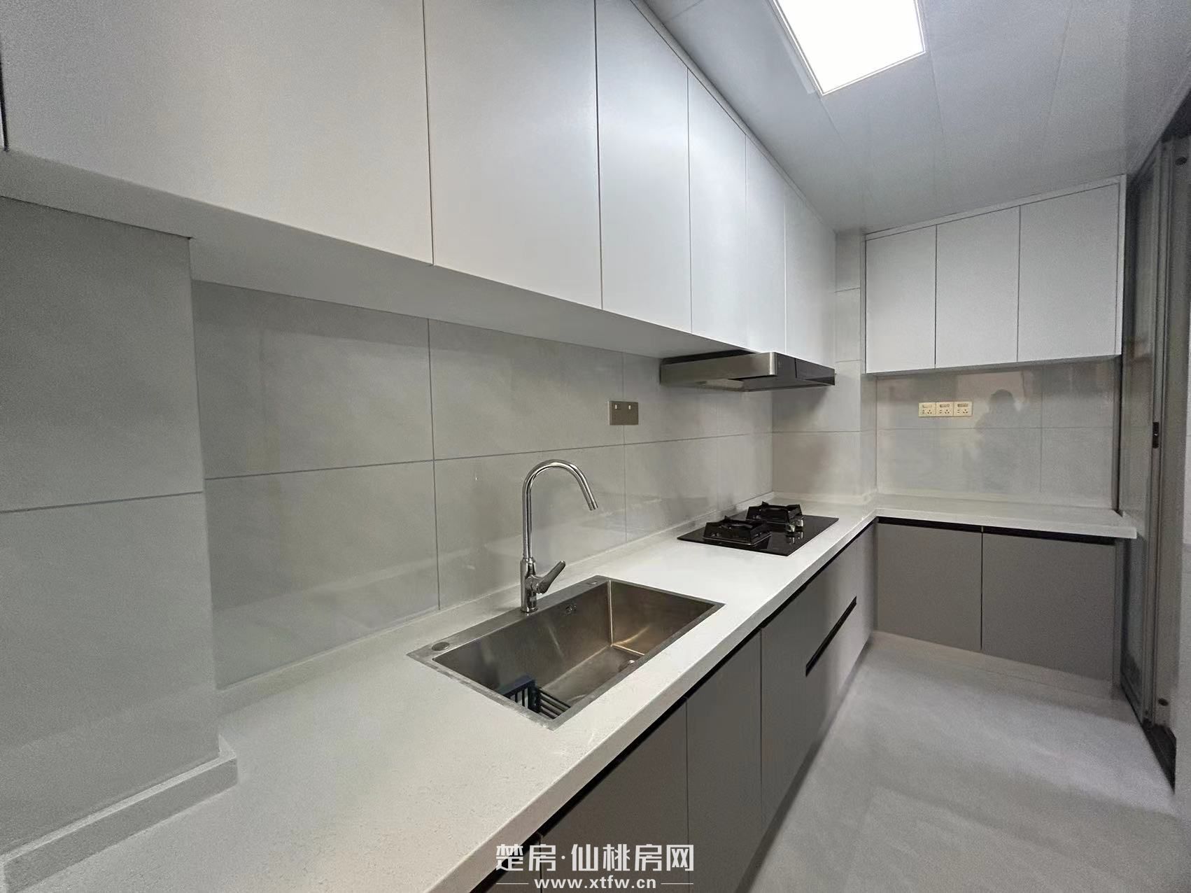 四中附近，两房精装修，视野非常好