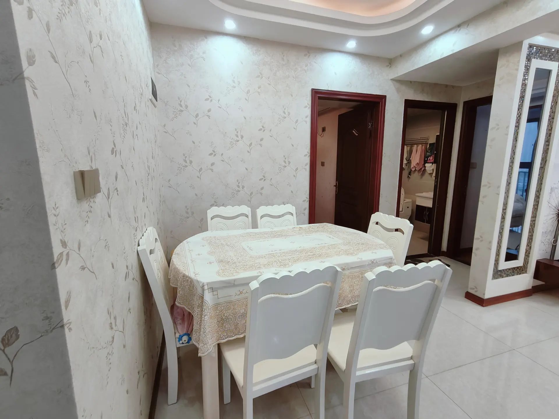 沃尔玛附近，田园国际，电梯小高层11楼，精装三房三卫，成色新，拎包入住，老证