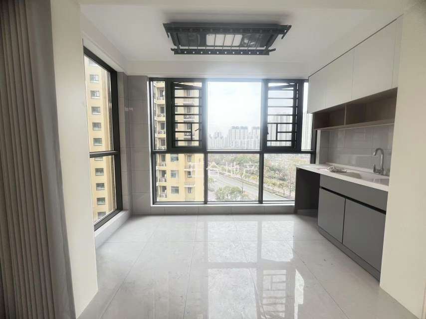 城南，新城壹号五期，一天未住，精装三房两卫，好楼层，三开间朝南