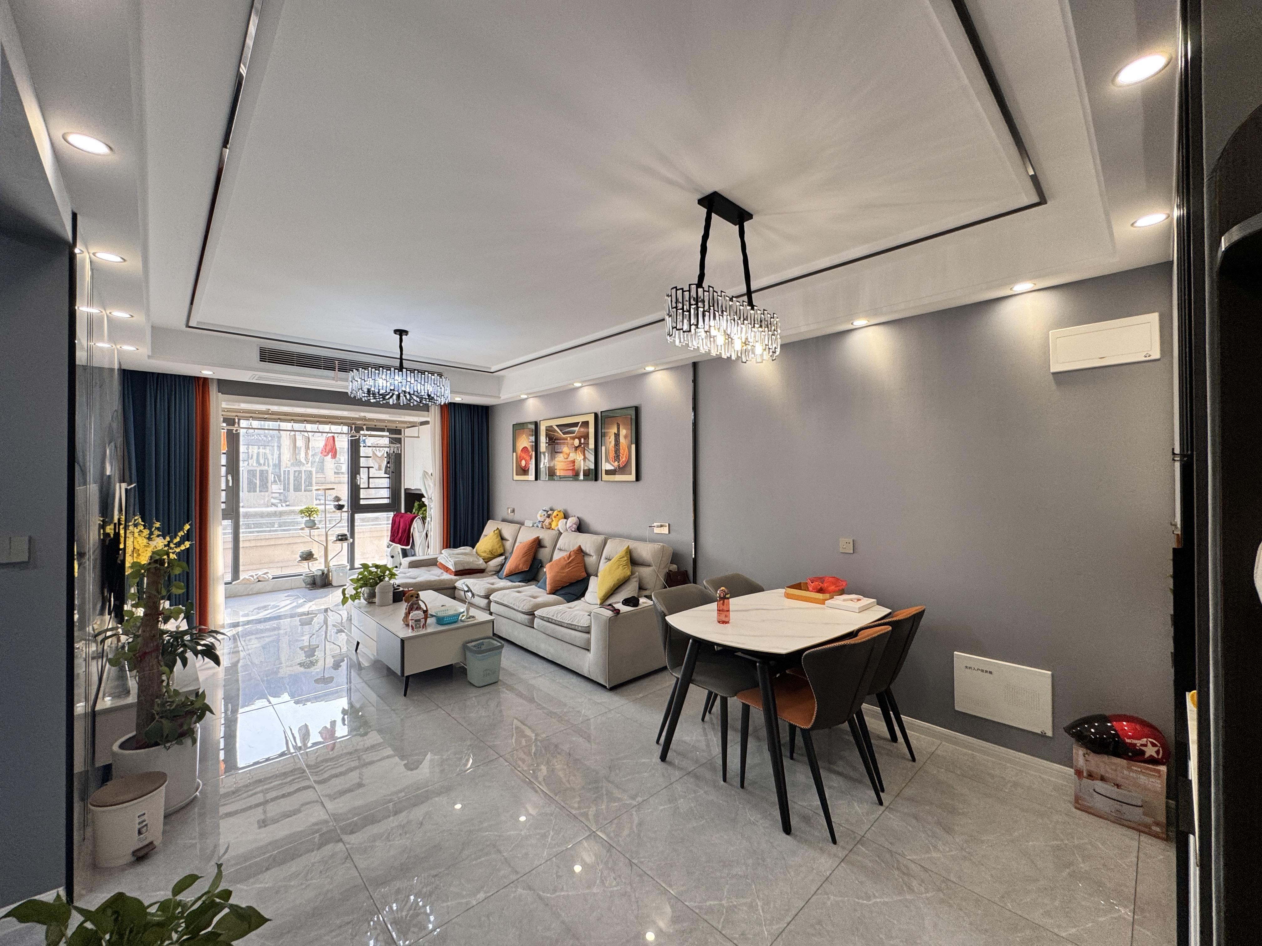 环球广场2室2厅1卫 全新精装修 家具家电全配，优价出售！