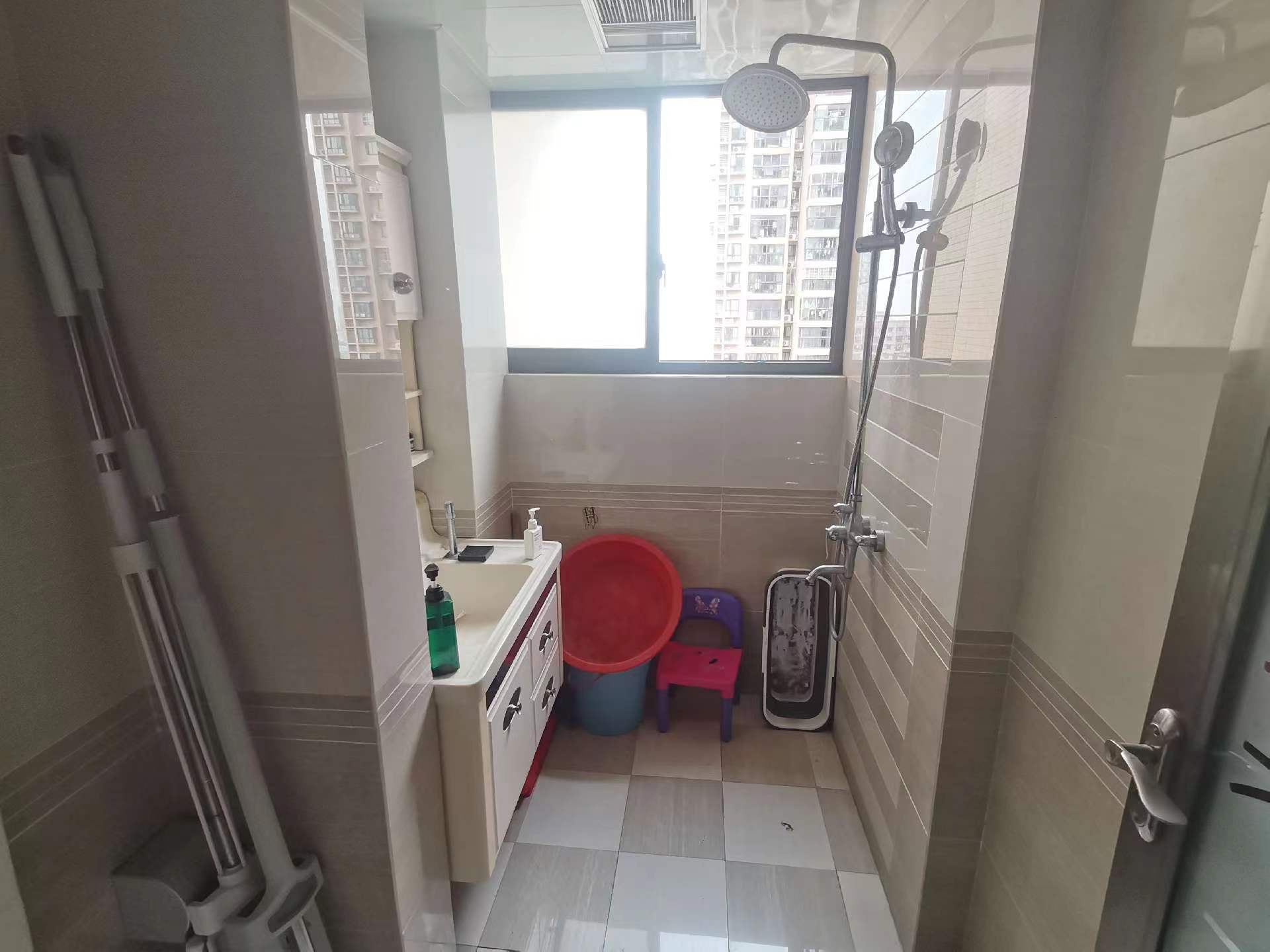 东城国际.精装三房.证件满二.看房方便