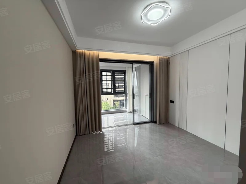 金科御府，全新精装3房2厅2卫，边户​，理想城新三中三小​，证件满二，送地下停车位