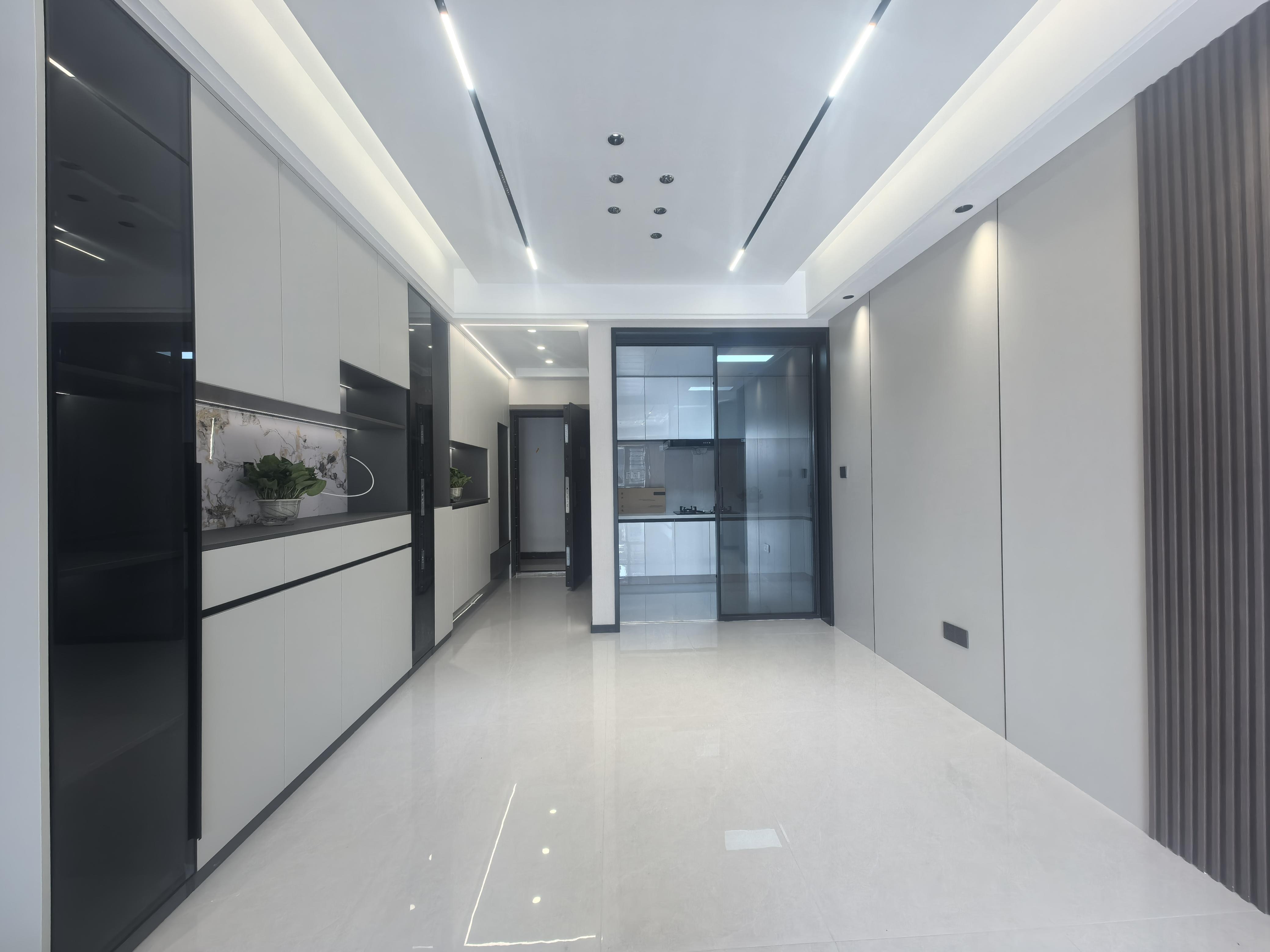 风和日丽3室2厅2卫全新精装修新房新房两证全优价出售！