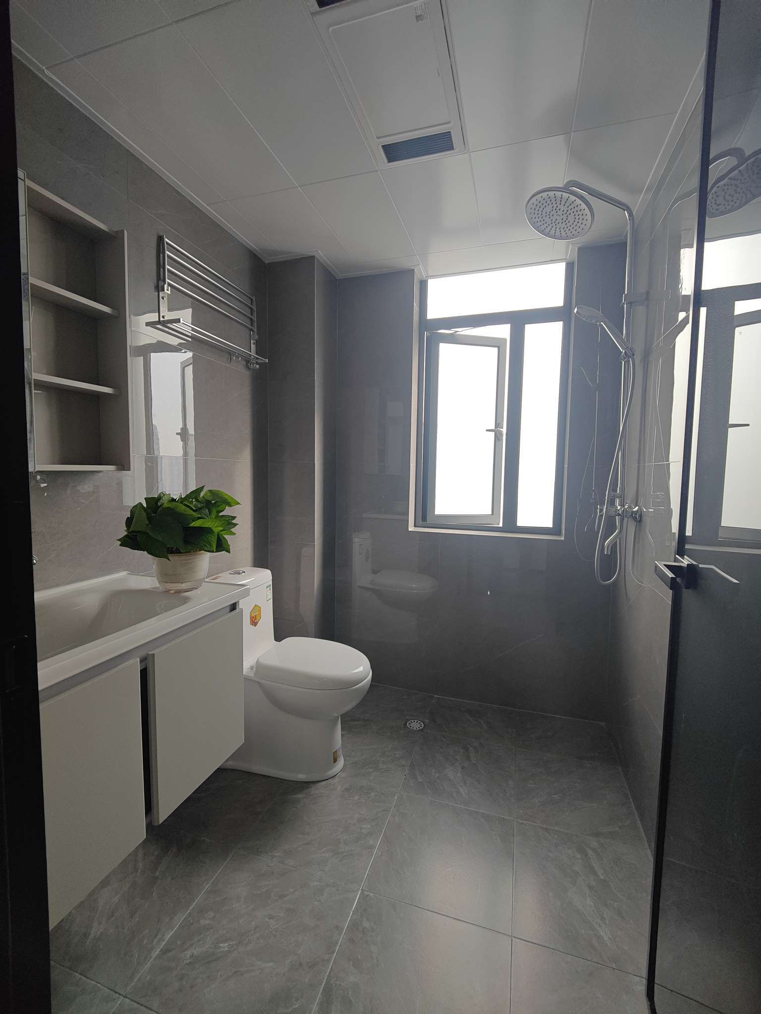 田园国际全新精装修电梯房没有住过现在买现在就可以住！