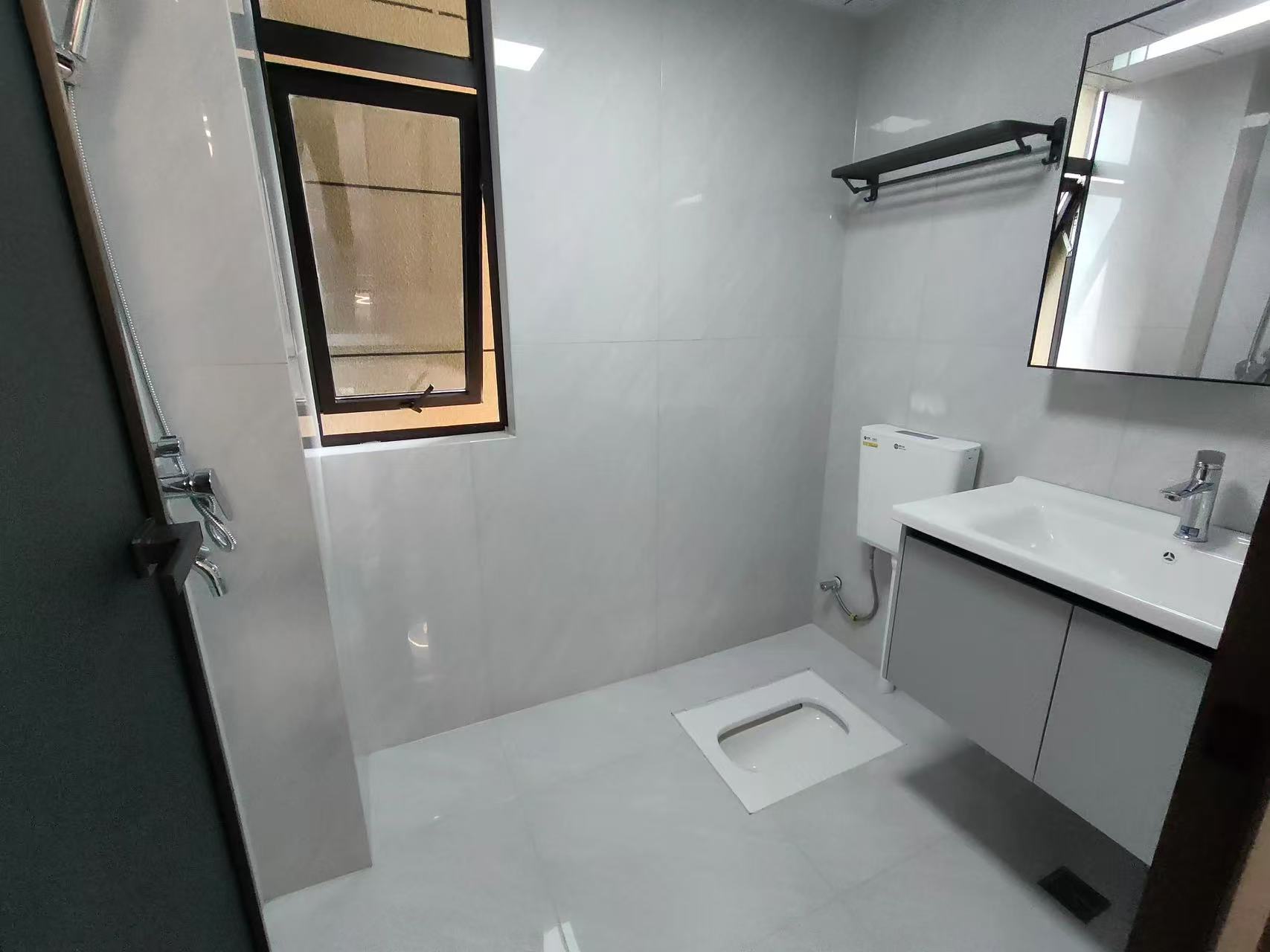 降‬价了，城南御湖世家，带‬车位，‮精装新全‬三‮两房‬卫，一‬口价71万