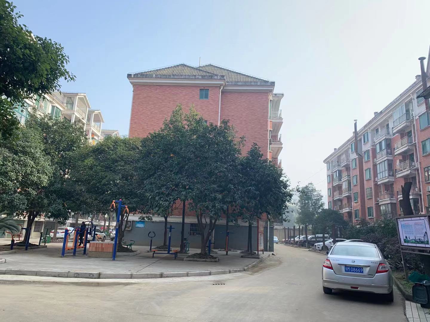 青青家园2期 步梯好楼层 带超级大平台阳光房 采光极好 老证 看房预约