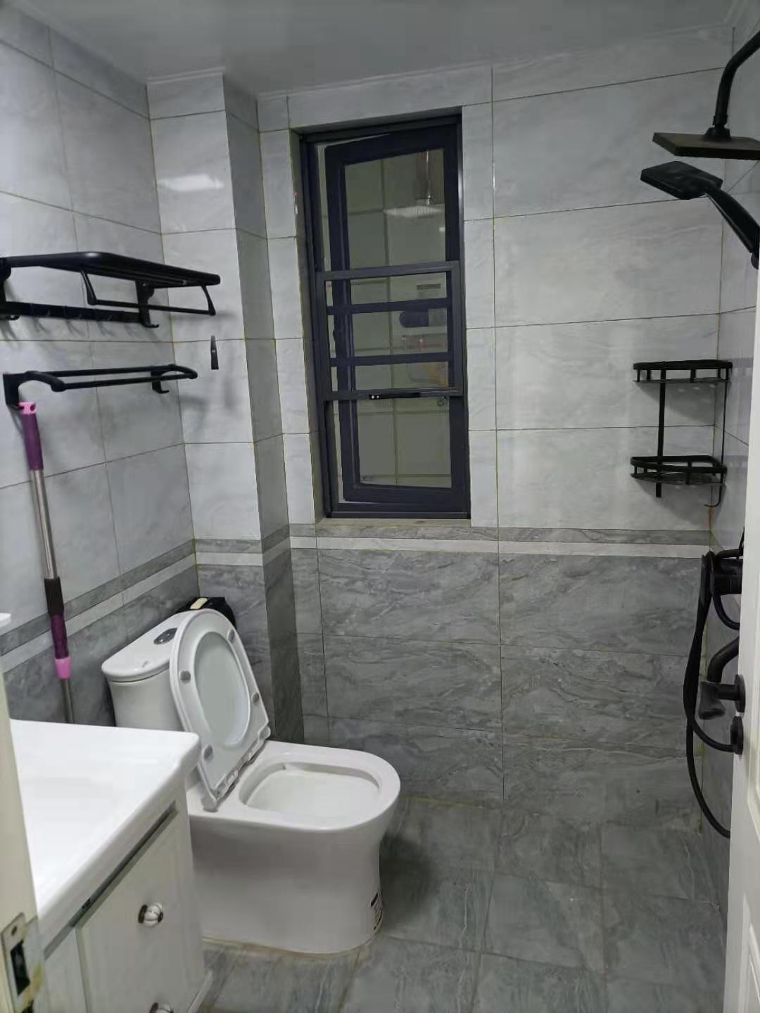 御台公馆证满两年，看房方便。精装修