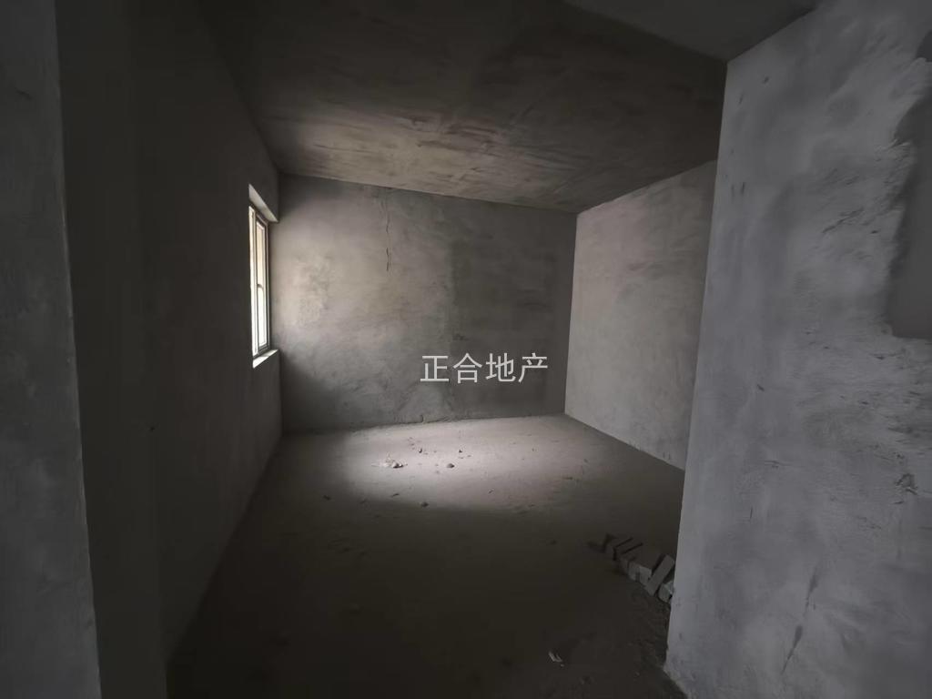 城南，元泰未来城B2区，电梯好楼层19楼，毛坯3房2卫，证满二