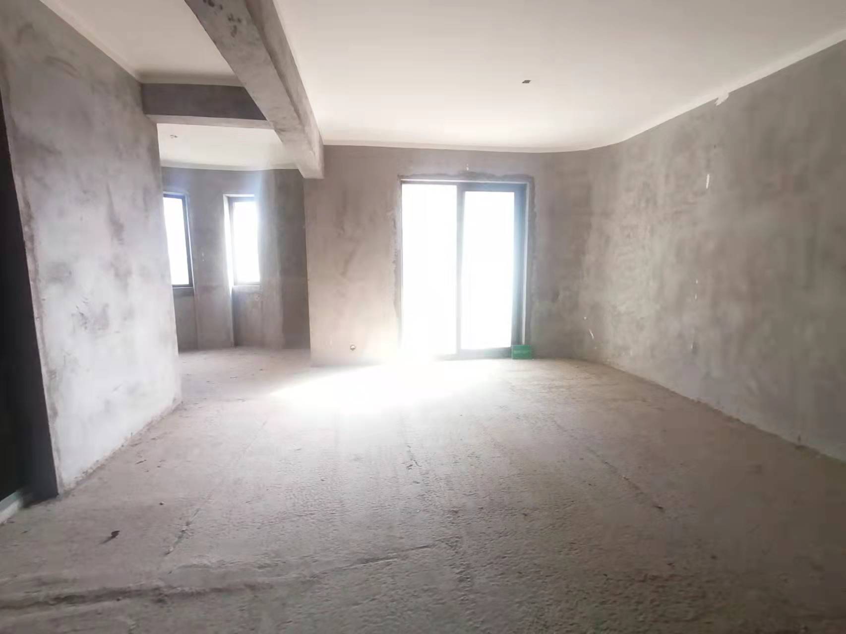 御台公馆 小三房 坐北朝南 采光好无遮挡  证满2年 对面9年义务学习