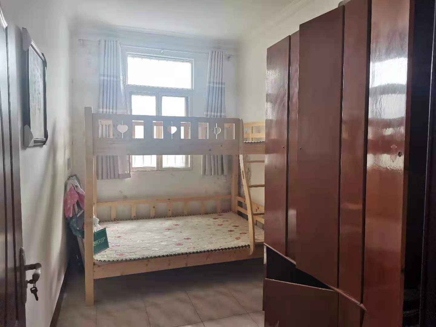 沔阳 旁边的教工宿舍楼，106平三房前后有两个阳台楼层好，标准的 房！