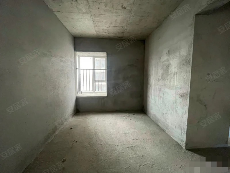 亏本急售，蓝天白云，边户，单价6000，还送车位，电梯好楼层，捡漏