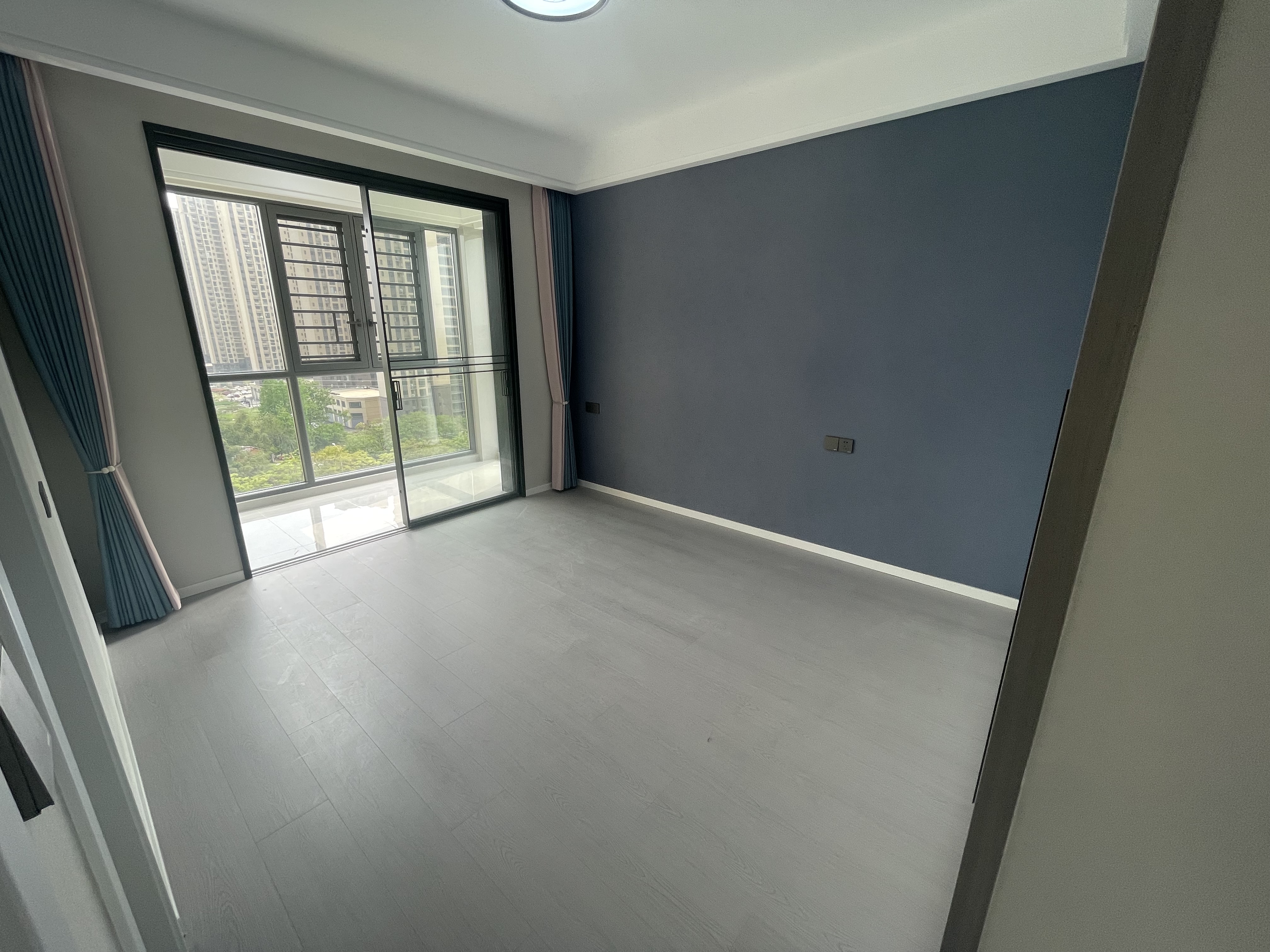 紫润尚城三房两卫全新装修大阳台采光好满二