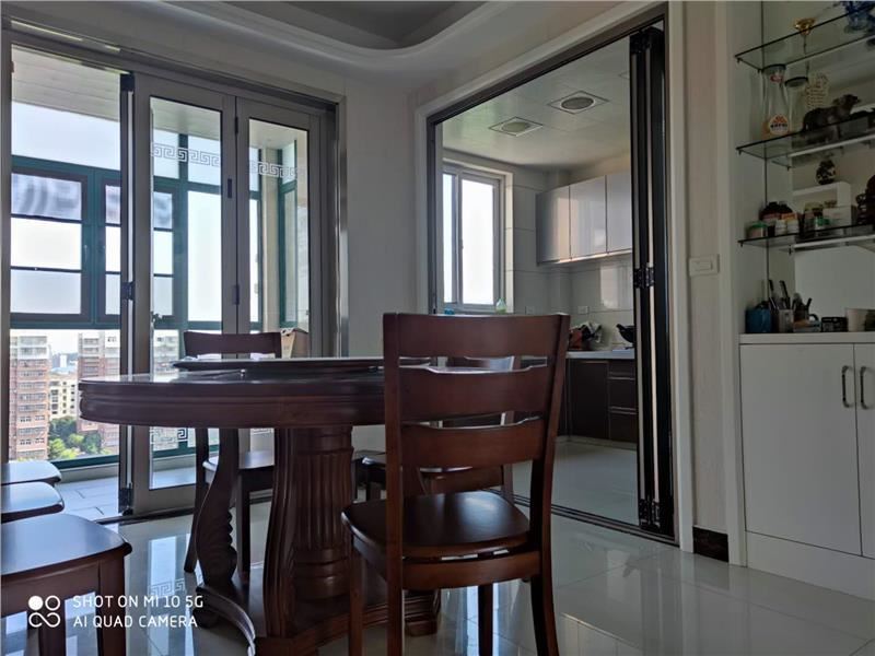 香岸华府精装3房，装修都用的环保材料，采光很好，没有住过