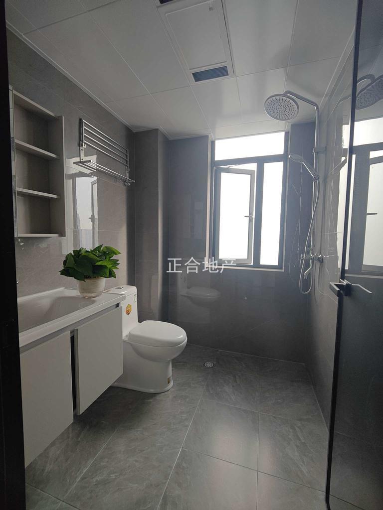 全新精装三房，阳光田园国际，送入户花园，单价5200多，电梯中间楼层证满二年，南北通透，业主诚心出售