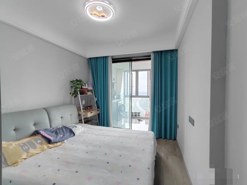 业主诚心出售，城南，新沔中旁，全新精装三房，单价4600，送车位，边户双阳台