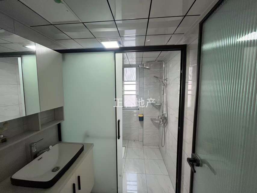 二中旁，森林国际东边户，精装大三房，好楼层。南‮双北‬阳台。