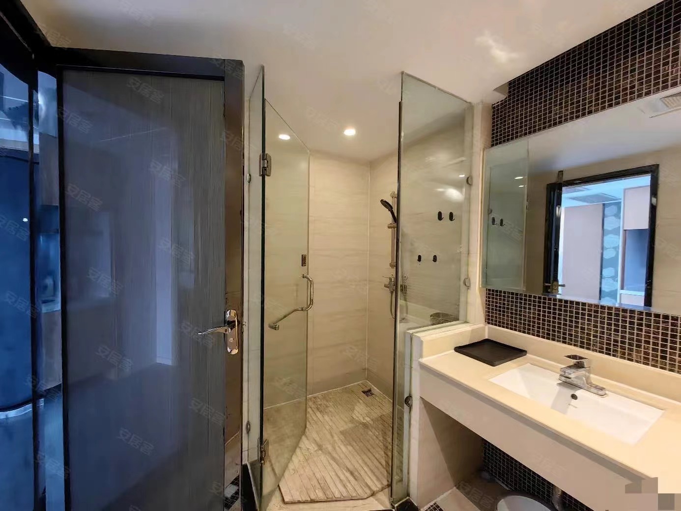 76，纽芬兰，电梯好楼层，建面50多个平方，手付一万。总价22个包过户