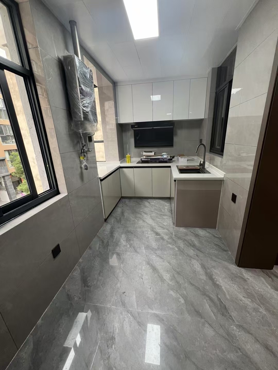 降价了，仙商附近，环球旁，配套齐全步梯3楼，精装三房，带大院子，证件齐全，赠送10多个平方