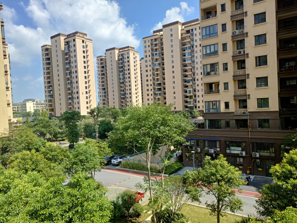 环球广场3室2厅2卫中高楼层110平米单价4000元优价出售，证件满2年