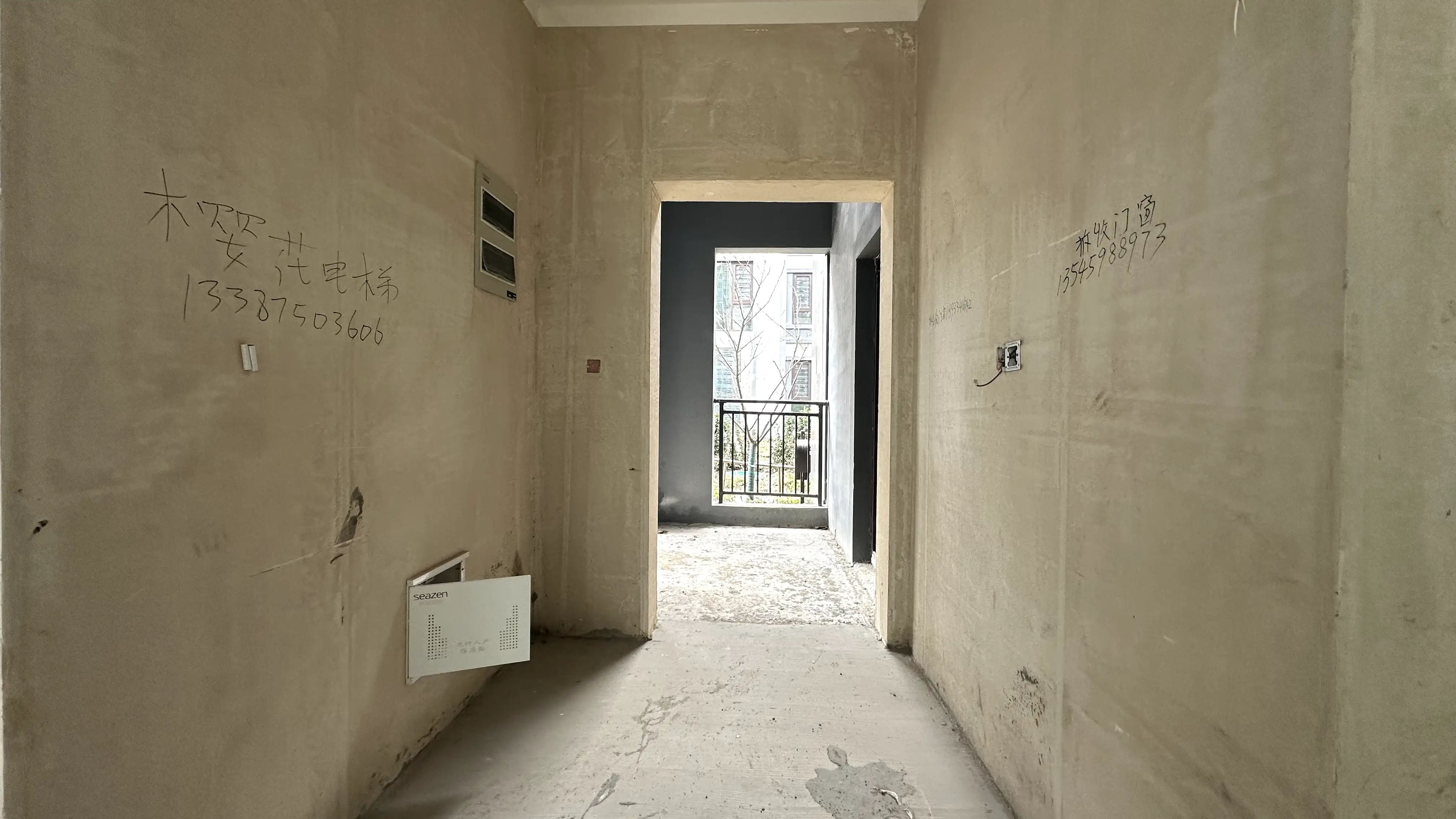 吾‮下悦‬叠，‮车带‬位，实际得房率500多平，上下4层，带院子100＋