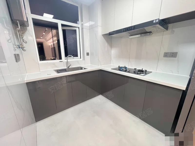 风和日丽，边户，三中门口，精装大四房，证满二，看中可谈，采光视野好