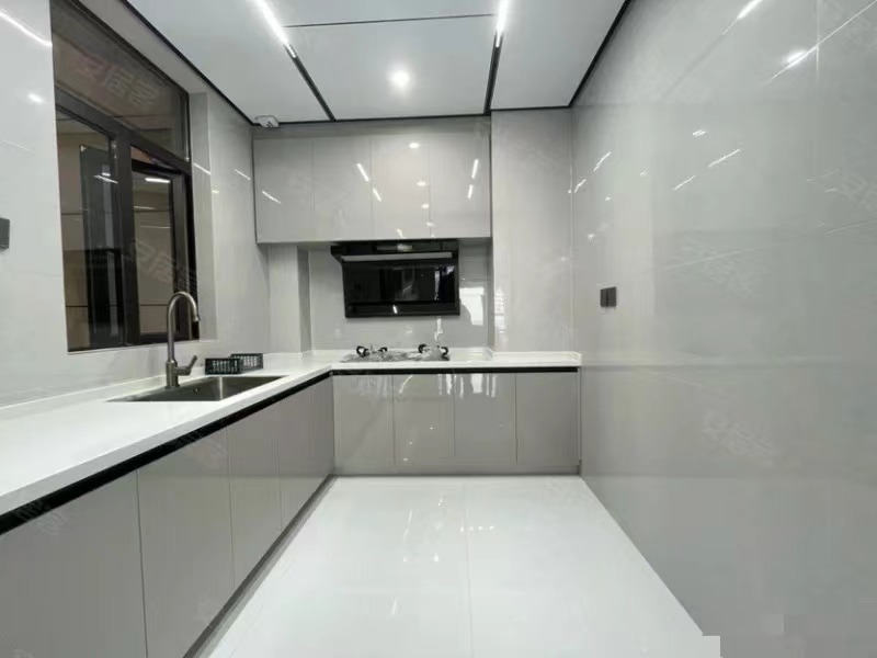 降价了，降价了！！！房东诚心出售！御湖世家，全新装修，好楼层，证满二，