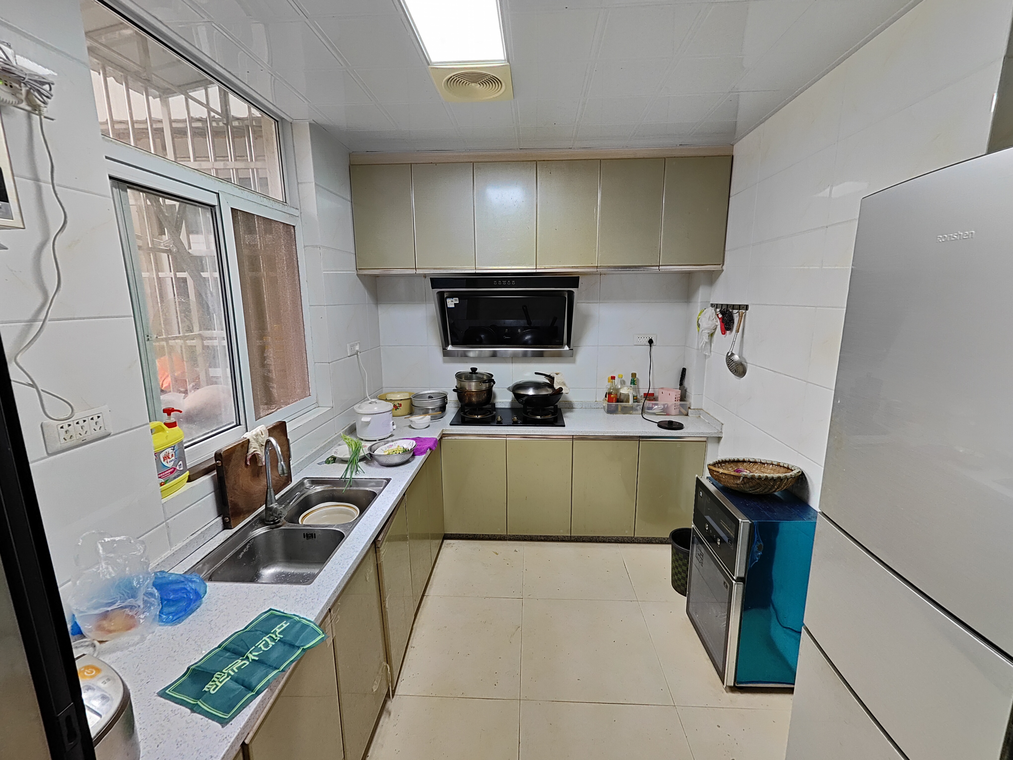 武商附近芭篓湾金居电梯好房，地理位置优越，交通生活方便，小孩读书近