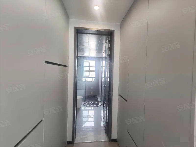 城南，吾悦广场，精装大三房，边户，好楼层23楼，大阳台，诚心出售