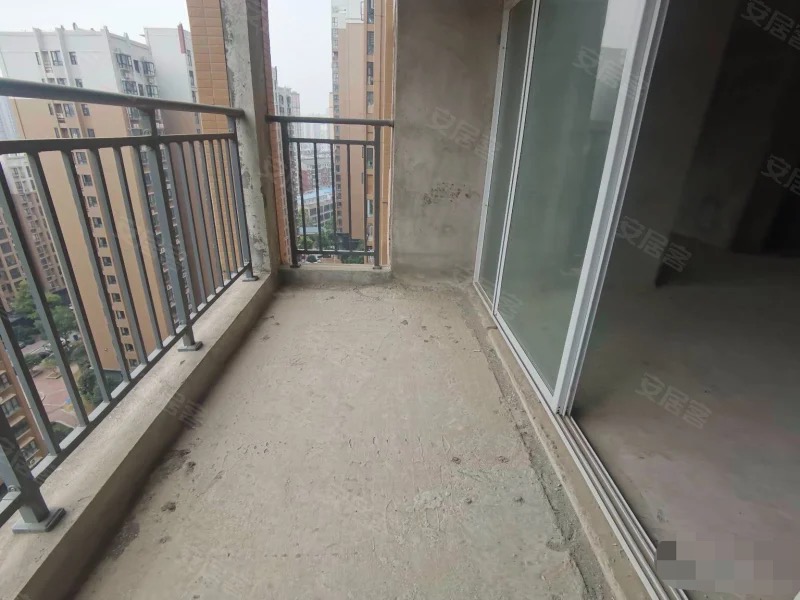 305，捡漏！捡漏！单价4700，沔阳公馆，中间楼层，两梯三户，证件满二